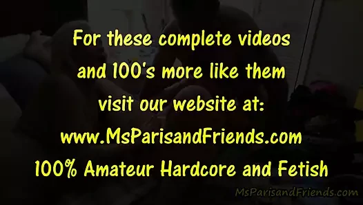 Bir adam, iki kız am içiyor ve fışkırıyor