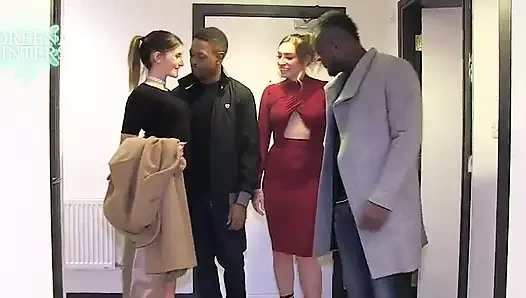 İki dövmeli kız büyük zenci emiyor