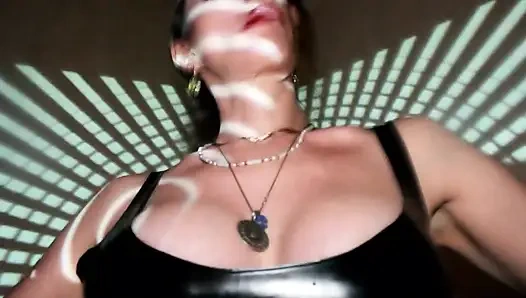 Kadın egemenliği fetişi solo eva lateks külot sahibe bdsm lastik büyük götlü orta yaşlı seksi kadın kink