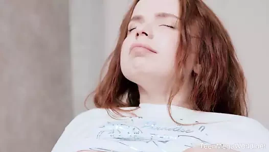 Teenmegaworld – güzellik melekleri – tatlı kız ders çalışırken amını ovuyor