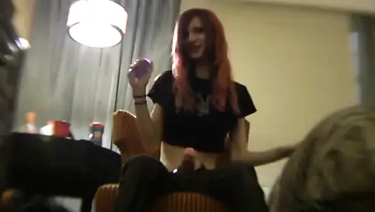 Sapık kızıl saçlı genç kız takma yarakla nasıl mastürbasyon yapmayı gösteriyor