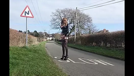 Travesti açık havada işiyor ve mastürbasyon yapıyor