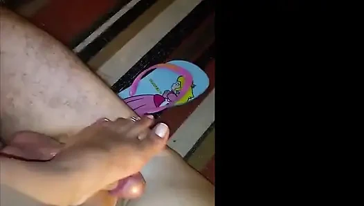 Kiffa yarağını sıkarken ve ayaklarına tapmasını sağlıyorken orgazm oldu