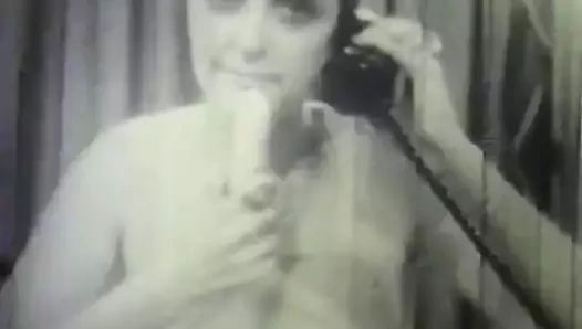 Şişman kız küçük beyaz bir penise biniyor (1950'lerde vintage)