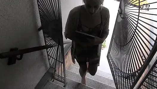 Azgın piliç kanepede parmaklarıyla amına sokuyor