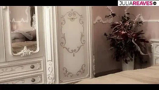 Seksi kız sert bir yarağı emdikten sonra sikişiyor