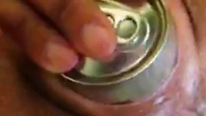 Coke kutu içinde kedi ve esneme