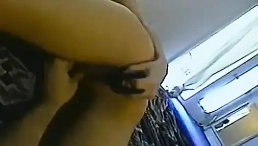 Sofia yarak emiyor ve sonra götüne sokuyor