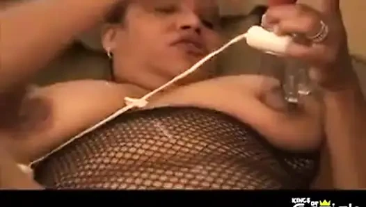 Azgın şişman orta yaşlı seksi kadın tıraşlı amcığını büyük yetişkin oyuncaklarıyla tatmin ediyor