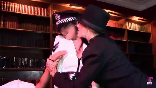 Büyük memeli cosplaying sarışın çeşitli seks oyuncaklarıyla bir esmerle sikişiyor