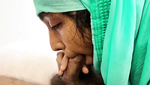 Müslüman tesettürlü gırtlağına kadar alma kraliçesi iki kez boşalmamı istiyor