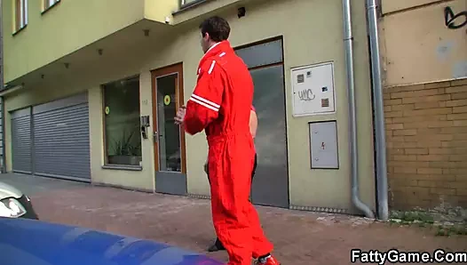 Busty sarışın yağ tamirci baştan çıkarır ve becerdin