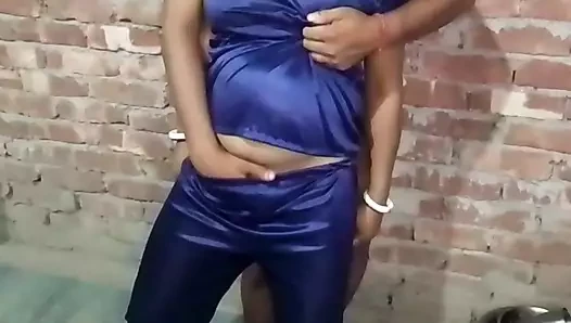 Ateşli Hintli köy Bangali yenge ko khara karke chudai keya debhar