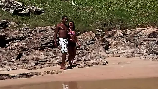 Latin güzellik bir profesyonel gibi yarağa biniyor