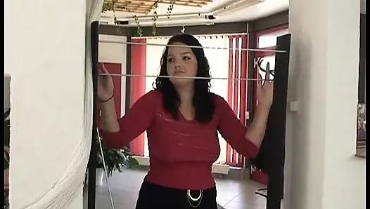 Tombul bir Alman kız sert bir patlamadan sonra ağzını dolduruyor