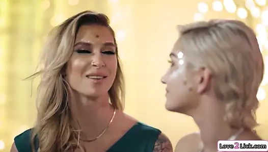 Dövmeli milf ve ona busty üvey kız sikme bir son zaman