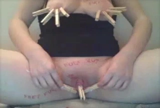 Sürtük memelerini ve klitorisini kıstırır ve kendini tokatlar