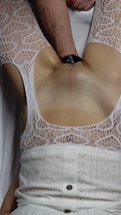 Yumruklama ve Fışkırtma Amatör Ev Yapımı Kayıt Sıcak MILF Vajinası İki Elle Gerilmiş