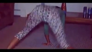 İnce şık twerk yapıyor