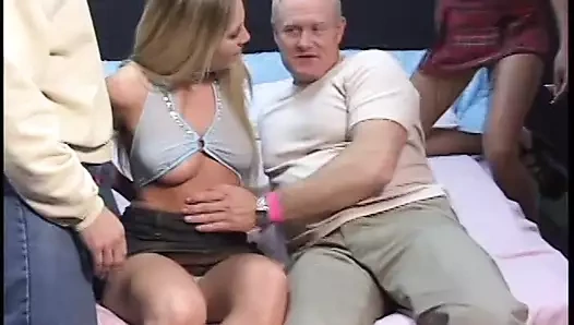 Bir kız amcığı yalandıkçe sakso çekiyor