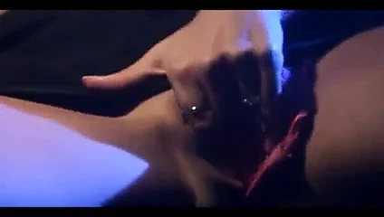 Sıcak sarışın kendine yardım edemez