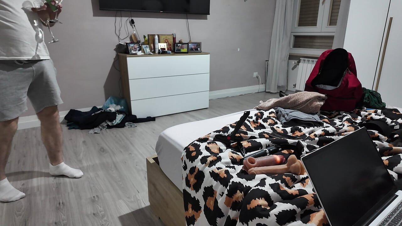 Üvey annem kocasını benimle aldatıyor... Neredeyse bizi seks yaparken yakalıyor.