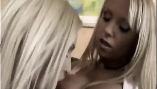 Harika lezbiyen sarışınlar ateşli