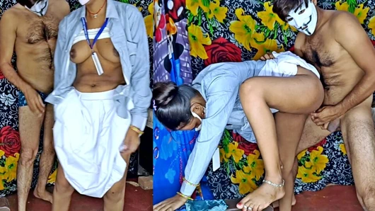 Hintli okul viral mms seks videosu savita desi üniversiteli kız kendi öğretmeni tarafından sikiliyor.  Hintli liseli kız mms kaand