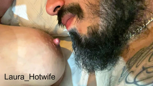 En iyi arkadaşımı büyük meme uçlarımla emziriyorum!!