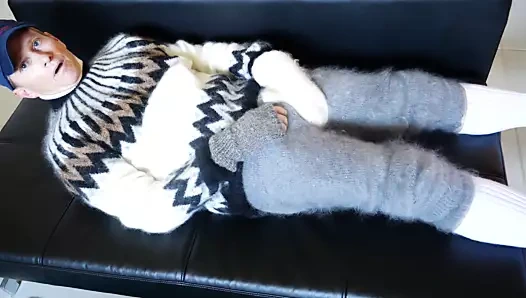 Kazak fetişi, tiftik kazak ve çok tüylü pantolonlar, uzun çoraplar ve bolca döl