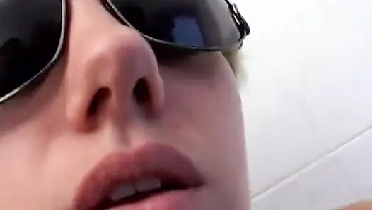 Amatör tuvalet videosunda işeme, anal mastürbasyon