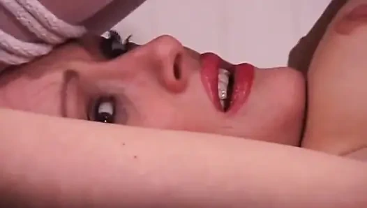 Çoraplı çarpıcı sarışın orta yaşlı seksi kadın şaplaklanıyor