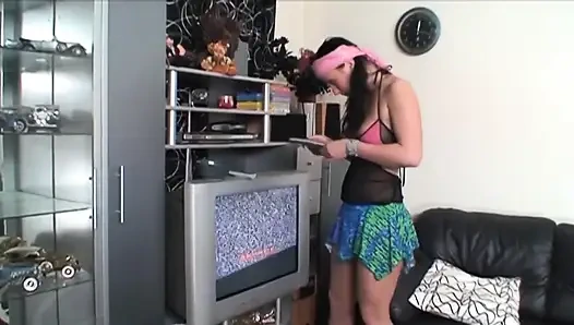 Yaşlı dede üvey kızının porno film izlediğini öğreniyor