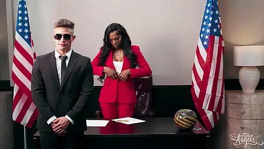 Trans angels - Kourtney Dash ofiste görev alıyor ve ateşli bir masada Trevor Brooks'un götünü dolduruyor