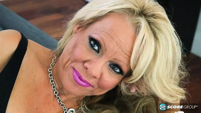 Southern California'dan büyük memeli sarışın orta yaşlı seksi kadın