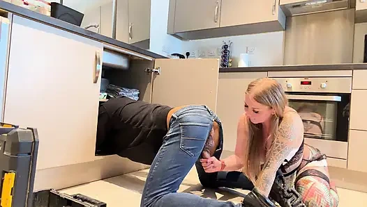 Tesisatçı Calvin hizmetçi Sandy'i iş üstünde sert sikiyor