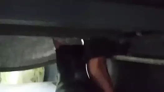 Sert çizmeler dikkatsizce elimi eziyor