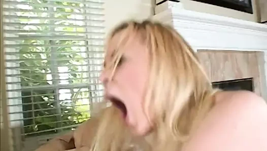 Mükemmel sarışın fahişe kahverengi kanepede delinmiş istenen kedi alır