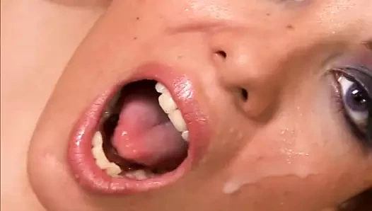 Üstün istenen kız öğrenci onu genç kedi delinmiş alır ve sonra cum biraz kırlangıçlar