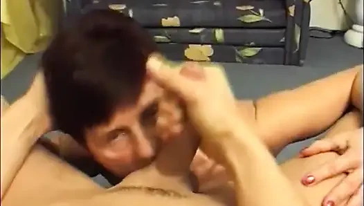 Olgun sürtükler derleme videosunda oyuncaklarla mastürbasyon yapıyor ve yarak emiyor