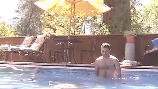 Kel adam havuzdan çıkıp erkek arkadaşının anlayışlı göt deliğine giriyor