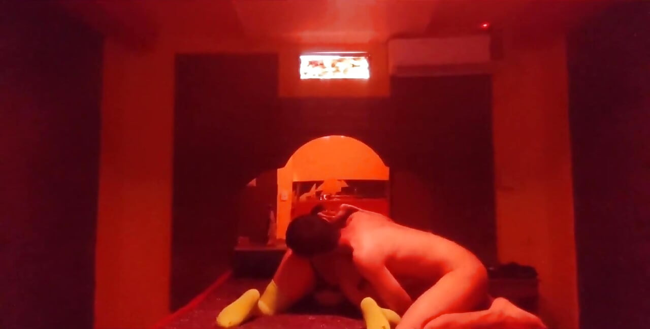 Bir motelde götünü ve amını emiyor