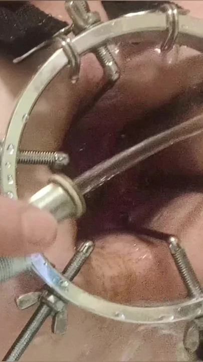 Lavman, anal duş. Anal aynadan yakın çekim görünümü. Suyla anal seks. Analı suyla dolduruyor | Klip 2