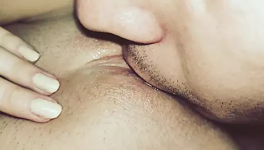 Komşumun amını yalıyor ve sonra ona lezzetli bir cum veriyorum