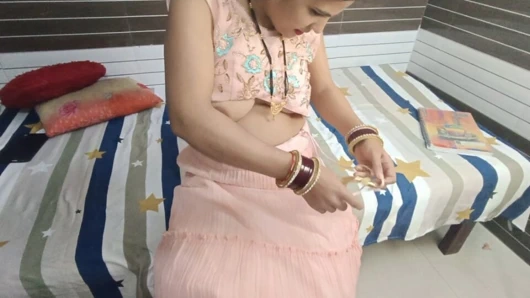 Pooja yenge kocasının arkadaşıyla odasında seks yapıyor ve kalın yarağını amına alıyor.