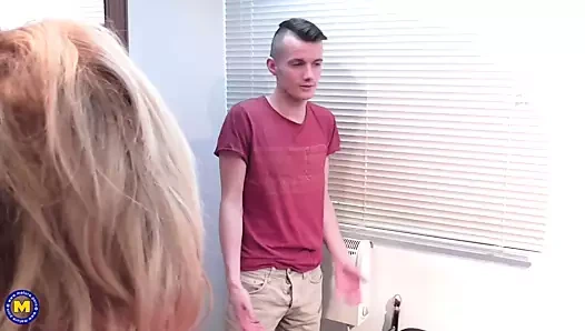 Anne darbeler ve sikikleri genç adım oğul gibi bir profesyonel