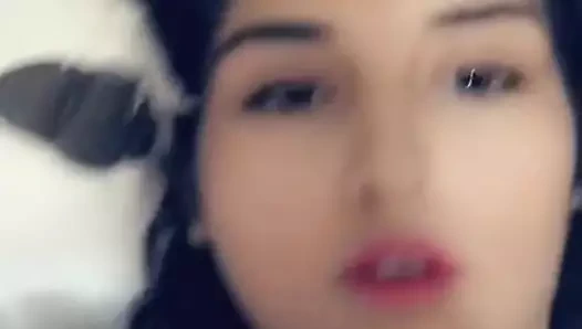 Latin kadın değerli parçalarını gösteriyor