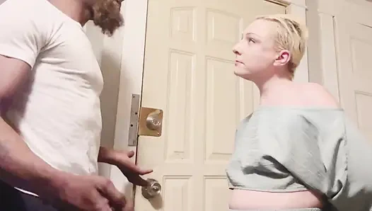 Orta yaşlı seksi kadın bayan ada bu ay kirasına geç kalıyor