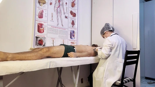 Hasta muayene sırasında hemşirenin önünde sertleşiyor