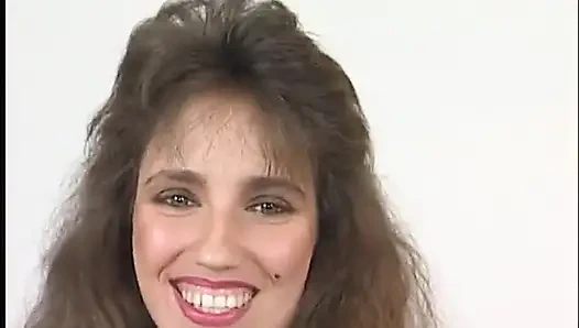 Güzel esmer amını dildoyla doldurmanın tadını çıkarıyor